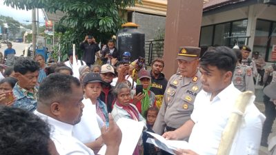 DPC Pospera Kabupaten TTS dan Warga Besipae Melakukan Aksi di Depan Polres TTS,