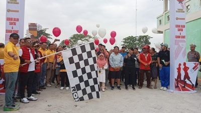 Meriahkan HUT Bhayangkara Ke-77, Bupati Pelalawan Bersama Kapolres Lepas Ratusan Peserta Gerak Jalan Sehat